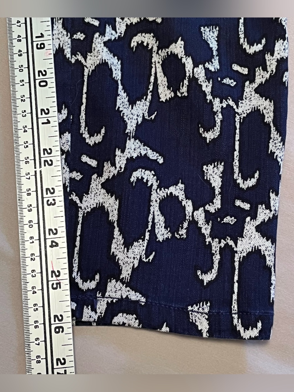 Kenneth Cole Reaction Woman’s Navy and White Loud Printed Cropped Jeans Size 6 - Picture 8 of 13